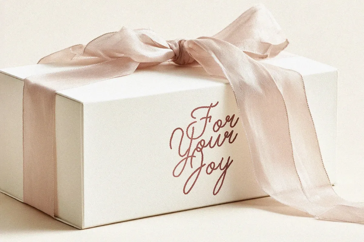 Enlace Romance: Delicate Script Font
