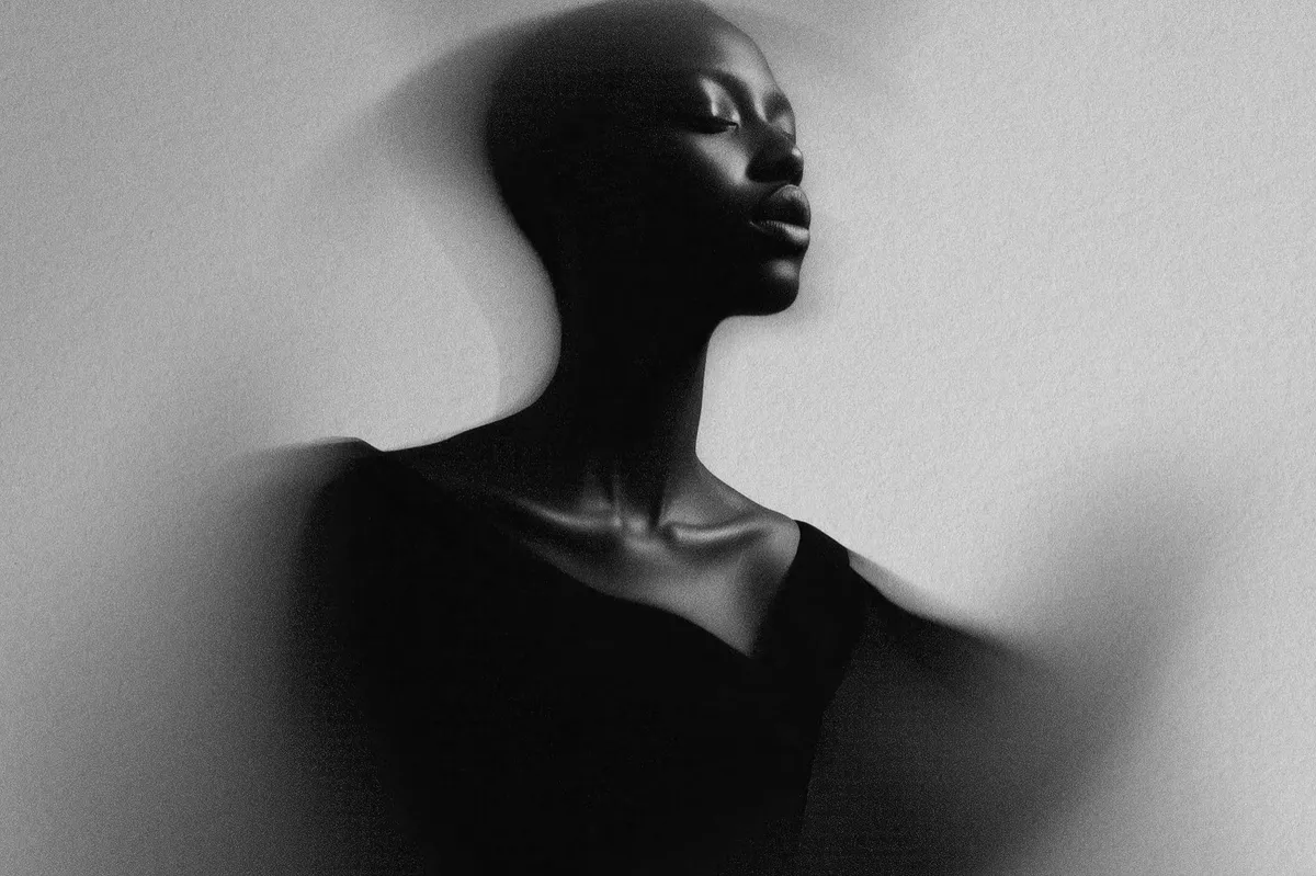 Spin Blur Noir Photo Effect