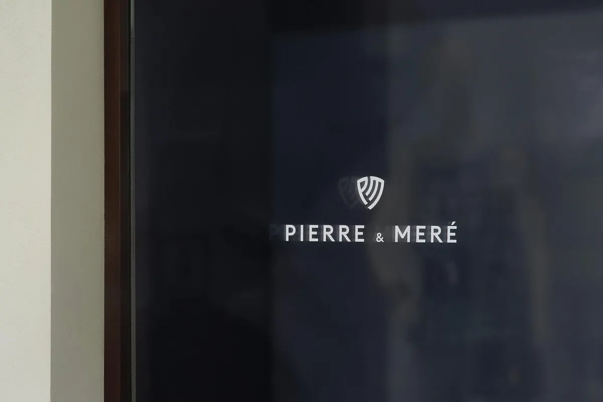 Classy Retail Storefront Logo Mockup