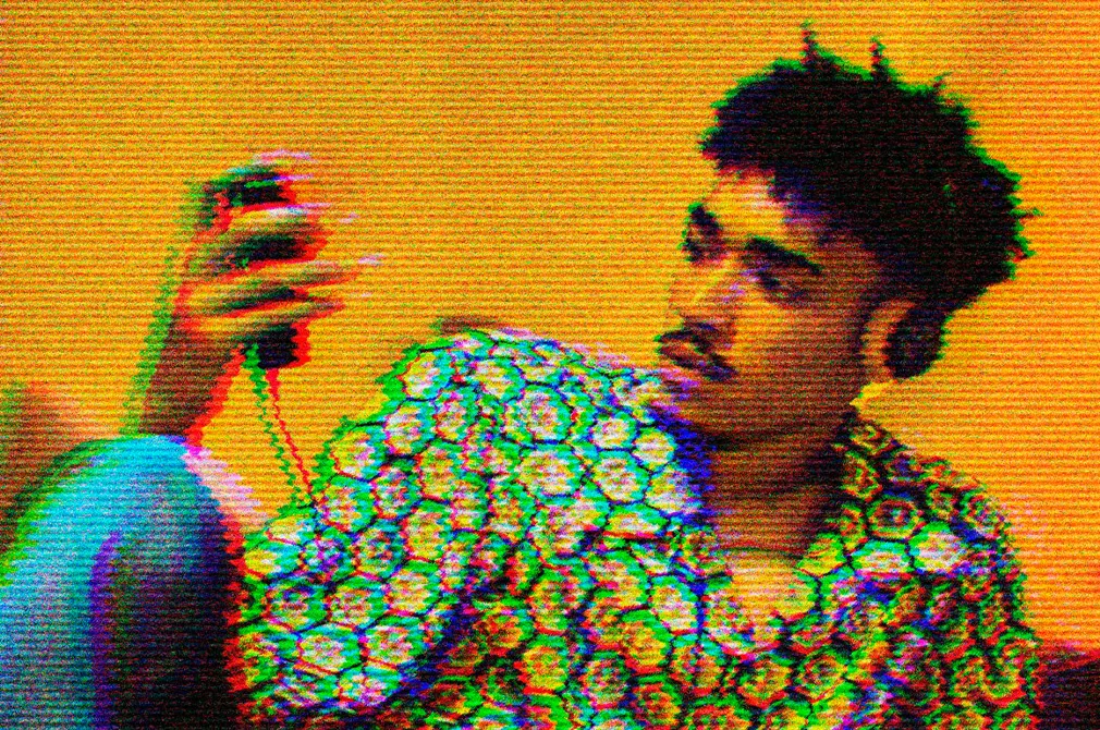 70s TV Glitch Photo Effect