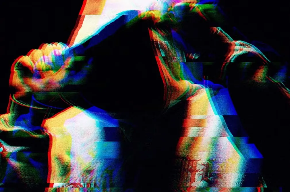 Screen Glitch Distort Photo Effect