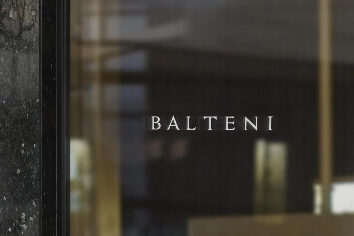 Fashion Store Glass Logo Mockup